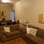 Apartamento de 2 dormitórios no bairro Menino Deus em Porto Alegre.&lt;BR&gt;Imóvel todo reformado.&lt;BR&gt;Amplo living, cozinha, banheiro, área de serviço.&lt;BR&gt;Ótima localização, próximo a far