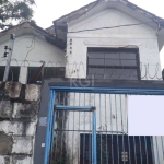 Casa antiga localizada no bairro Medianeira, em frente a nova perimetral, imóvel com potencial para comércio ou moradia, obras da perimetral aceleradas.