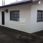 Terreno com 3 prédios em cima assim descritos:&lt;BR&gt;Prédio da frente, um escritório, sala, cozinha americana e um banheiro, totalizando 32m2&lt;BR&gt;&lt;BR&gt;segundo prédio sala de estar, sala d