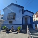 Excelente residência recentemente pintada e muito bem conservada construção de 1947 , casa térrea com pátio  uma vaga de garagem fechada , três dormitórios, sala de estar  um banheiro social ,  cozinh