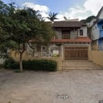 Casa Grande de 3 dormitórios, garagem para 2 carros, suite, lareira, terraço, lavabo, salão e 3 churrasqueiras, dependência, pátio, frente e fundos, cozinha com armários, ônibus e lotação na frente, p