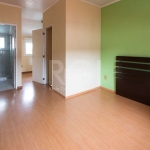 Excelente residencia em condomínio com 2 dormitórios 1 suite semi mobiliada, closet, living,lavabo, cozinha com moveis planejados, sotão, patio com área de serviço fechada e churrasqueira, banheiros c