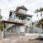 Ótima  Casa em Condomínio com poucas unidades e excelente orientação solar.&lt;BR&gt;No 1° pavimento: living em porcelanato para 02 ambientes, lavabo, copa-cozinha, churrasqueira e garagem coberta par