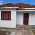 Ampla casa de alvenaria, peças amplas e bem arejadas, 3 dormitórios, sala de estar, sala de jantar, cozinha, corredor e banheiro também bastante amplo com box e chuveiro instalados. Peças com 2,60 m d