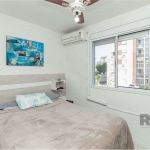 Apartamento de 3 dormitorios a venda no Bairro Cristal.&lt;BR&gt;Apartamento 3 dormitórios 1 suíte. Sacada com churrasqueira. Área de serviço independente. Tela anti insetos em todas as saídas. Possui