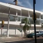 Prédio comercial  e ou loja  com 420 metros  em avenida grande circulação de veículos e pessoas, dois andares, piso concreto, escada interna, banheiros. &lt;BR&gt;Ótimo investimento .  estuda-se propo