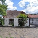 Casa diferenciada com grades e portão automático para a garagem, 2 pavimentos, no térreo, ampla sala com colunas, cozinha, lavanderia, sala com lareira, acesso a garagem, 1 dormitório e banheiro. Para