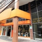 Sala comercial com 58,59 m² privativos, piso frio e  banheiro social, vão livre, 2 esperas para ar condicionado, acabamento em gesso.&lt;BR&gt;Localização privilegiada, no Centro da Cidade, edifício C