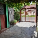 Esta casa no SARANDI vem abrigando por anos uma linda família e deliciosas histórias. foi palco de grandes memórias... hoje ela está pronta para contar uma nova história. Um generoso quintal. bem dist