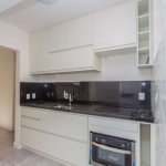 Vende-se apartamento desocupado todo modernizado, parte elétrica e hidráulica toda nova, 2 quartos (dormitórios), banheiro social mobiliado, living em dois ambientes c/split, copa e cozinha, área de s