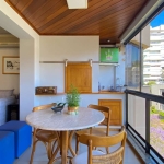 Apartamento semimobiliado de 140m², 3 dormitórios, sendo 1 suíte com sacada, living super amplo para 3 ambientes, espaço gourmet integrado ao estar, cozinha com copa, dependência completa com banheiro