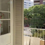 Vende-se apartamento 3 quartos amplos com dependência de empregada. Com banheiro auxiliar, banheiro social, living em dois ambientes, um dos quartos com saída para elevador, copa e cozinha, área de se