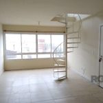 Apartamento Duplex no bairro Jardim Itu Sabará, de 100m² no 4º andar. Imóvel com 2 dormitórios, 2 salas, 2 cozinhas com churrasqueira, 3 banheiros e piso em porcelanato. Possui área externa. Garagem p