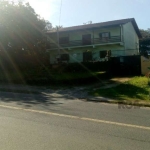 Sobrado em alvenaria, com varanda, na zona sul. Com 3 dormitórios (opção para 4 dormitórios), sala íntima, sala de estar e sala de jantar separadas, dois banheiros, cozinha com fogão campeiro, lavande