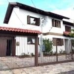 Excelente casa sobrado impecável;  Composta de 3 dormitórios sendo uma suíte de frente ,  living dois ambientes, teto rebaixamento em gesso,  copa cozinha ampla, escritório, área de serviço, banheiro 