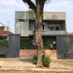 Casa com 2 dormitórios, tipo sobrado, 2 suítes e sacada no segundo andar. No primeiro andar, cozinha conceito aberto, living para 2 ambientes com lareira, lavabo e varanda, móveis fixos, split, água q