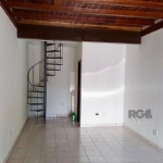 Ótima oportunidade de investimento! Loja à venda na Avenida da Cavalhada, com 48.34m² de área privativa e 63.38m² de área total. O imóvel possui 1 banheiro . Localizado de frente, próximo a comércios 