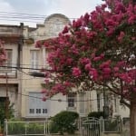 Vende-se casa geminada, 3 quartos, sala com 2 ambientes, copa e cozinha, banheiros sociais, área de serviço, pátio, espaço com churrasqueira coberta. Imóvel isento de IPTU, também pode ser usado para 