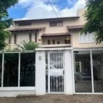 Casa residencial ou comercial com 420², composta com 3 pavimentos, 6 quartos, 4 suítes, o térreo possui living com 2 ambientes, lavabo, cozinha, área de serviço, salão de festas, 2 churrasqueiras (int