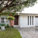 Casa térrea com 4 dormitórios, sendo uma suíte com closet, duas salas com lareiras muito espaçosas, detalhe em tijolo a vista, uma sala de jantar junto a um belo jardim de inverno, hall de entrada, la