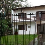 Oportunidade no bairro Tristeza, terreno medindo 10x61,60, com duas casas, a casa da frente tem 3 dormitórios, cozinha, amplo living, 2 banheiros, despensa, garagem coberta para 1 carro e mais 4 a 6 v