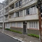 SCHUMACHER ALUGA NO BAIRRO MENINO DEUS, APARTAMENTO DE 2 DORMITÓRIOS COM DEPENDENCIA, 2 BANHEIROS, SALA E DORMITÓRIOS AMPLOS, DE FRENTE COM SACADA, NO 2º ANDAR, TRES LANCES DE ESCADA. &lt;BR&gt;PARA M