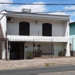 Casa com 4 dormitórios, sendo uma suíte com 185 m² privativos em um terreno de 10 x 27,50, dois pavimentos muito bem constituídos, no primeiro pavimento cozinha ampla, despensa, sala de estar, sala de