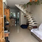 Excelente casa em condomínio no bairro Cavalhada! Seminova (construída em 2020), acabamentos de alto padrão (aberturas em PVC, escada de mármore, porcelanto no primeiro piso e laminado no segundo pavi