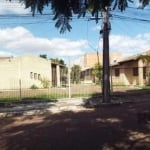 Casa 85m² privativos em condomínio fechado com 2 dormitórios sendo um suíte, sala de estar, banheiro social. Na parte dos fundos possui cozinha integrada com churrasqueira; área de serviço separada da