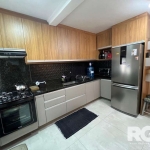 Belíssimo Apartamento de  3 Dormitórios, 77m²,  semi mobliado, cozinha ampla com churrasqueira, TOTALMENTE REFORMADO, de frente, amplo, arejado e iluminado. Ótima Localização.&lt;BR&gt;&lt;BR&gt;Ficam