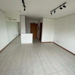 Excelente sala comercial na Plinio Brasil Milano, Bairro Boa Vista, Potro Alegre com  33,69m2 de área privativa, 1  vaga de garagem escriturada, boa luminosidade, janelão parede parede,.banheiro&lt;BR