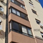 Excelente apartamento à venda no bairro São João nas imediações do colégio de mesmo nome. Com 3 dormitórios, sendo 1 suíte, 2 banheiros,semi mobiliado, aquecedor de passagem, 3 splits instalados novos