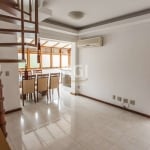 Ótima cobertura 3 dormitórios, com 200 m²,  próximo ao  Zaffari Higienópolis.&lt;BR&gt;Na parte de baixo living com lareira, área fechada com churrasqueira , cozinha e área de serviço montada, duas su