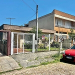 Boa casa térrea, com 03 dormitórios (sendo 01 suíte), sala, 02 banheiros, cozinha enorme e área de serviço. Nos fundos uma área de churrasqueira com lavanderia, 01 banheiro, 01 dormitório e 01 garagem