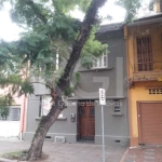 Vende excelente sobrado  no bairro Floresta na cidade de Porto Alegre com 126m2.  No piso inferior 03 amplas salas, hall de entrada, lavabo, banheiro social, cozinha, área de serviço e  pátio. No segu