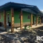 Casa à venda no bairro Lami | Terreno 20x30 com 2 casas e galpão garagem. Casa principal com 80m², conta com 2 dormitórios, sala, cozinha e banheiro. A segunda casa com 64m², com 2 dormitórios, sala e