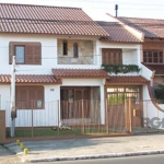 Excelente sobrado a venda em Canoas, muito bem localizado. No pavimento superior o amplo imóvel conta com 3 dormitórios, sendo um suíte com banheira e outro com sacada, banheiro social e uma sala com 