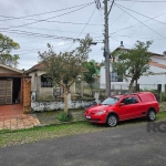 Terreno à venda no bairro Tristeza, Porto Alegre. O terreno possui uma área privativa de 110m² e área total de 407,4m². Topografia plana e face frente a fundos&lt;BR&gt; Localizado em uma região privi