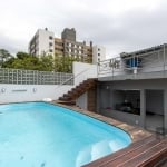 Esta casa é uma ótima opção para quem busca espaço, conforto e uma localização privilegiada.&lt;BR&gt;Os três dormitórios são bem distribuídos, sendo que a suíte térrea é ótima e os outros dois &lt;BR