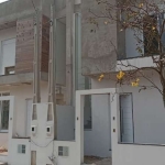 CASA NOVAS, ENTREGA EM SET/24. (com 80 m2 privativos)&lt;BR&gt;&lt;BR&gt;Na parte superior, duas suítes, uma com closet, sacadas com parapeito de vidros, banheiros com vaso e box de vidro, piso porcel