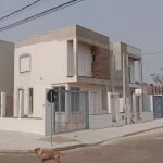 CASA NOVAS, ENTREGA EM SET/24. (com 80 m2 privativos)&lt;BR&gt;Na parte superior, duas suítes, uma com closet, sacadas com parapeito de vidros, banheiros com vaso e box de vidro, piso porcelanato acet