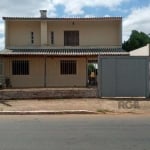 A casa é uma residência de dois andares, situada em um bairro tranquilo e arborizado. Ao entrar pela porta da frente, você , encontra  a sala de estar, adornada por uma lareira,  ideal para as noites 