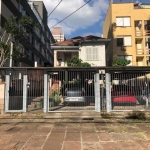 Vende-se terreno amplo, com 2 casa de madeira amplas, próprio com edificação de edifícios ou para comercio. Próximo de todos os recursos