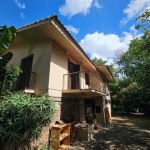 Raridade de casa no coração do Menino Deus, com muita área verde, 3 dorm sendo 1 suíte, com banheira. São 209 metros de área construída, em 2 andares. No andar de baixo área com cozinha e banheiro. No