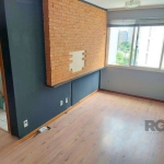 Apartamento de 2 dormitórios no Centro Histórico, já alugado, ideal para investidores, com vaga de garagem escriturada. Living com piso laminado, cozinha com armários planejados, banheiro social com v