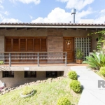 Excelente casa de 3 dormitórios com 2 suítes, a poucos metros da Av.José de Alencar, no bairro Menino Deus. Casa com 3 dormitórios, sendo duas suíte ( piso aquecido no banheiro de uma das suítes) livi