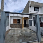 Casa térrea  de 2 dormitórios, sendo 1 suíte, amplo living com dois ambientes, cozinha americana, área de serviço fechada. Dormitórios confortáveis, banheiro social, pátio. Excelente posição solar.&lt