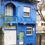 Casa com excelente localização no bairro Bom Fim, na rua Felipe Camarão. O imóvel, configurado para uso comercial, também pode ser adaptado para fins residenciais. No andar térreo, possui garagem fech