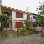 Excelente casa em rua calma , sol da manhã, com peças amplas, 05 dormitórios, sendo 01 suíte, 02 salas ,living amplo , 02, Cozinha 4 banheiros,lareira, churrasqueira, piscina , patio e garagem 04 carr