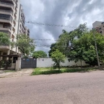 Terreno plano na rua Pereira Neto, bairro Tristeza. Terreno medindo 17,20 de frente por 66,20 de comprimento. Total de 1.139m².&lt;BR&gt;&lt;BR&gt;Em ótima localização, a poucos metros do colégio Mãe 